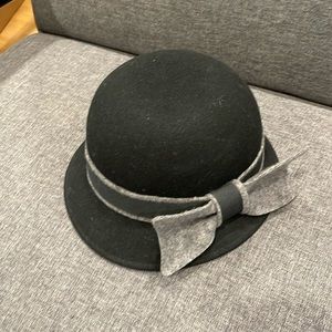 Round hat with bow